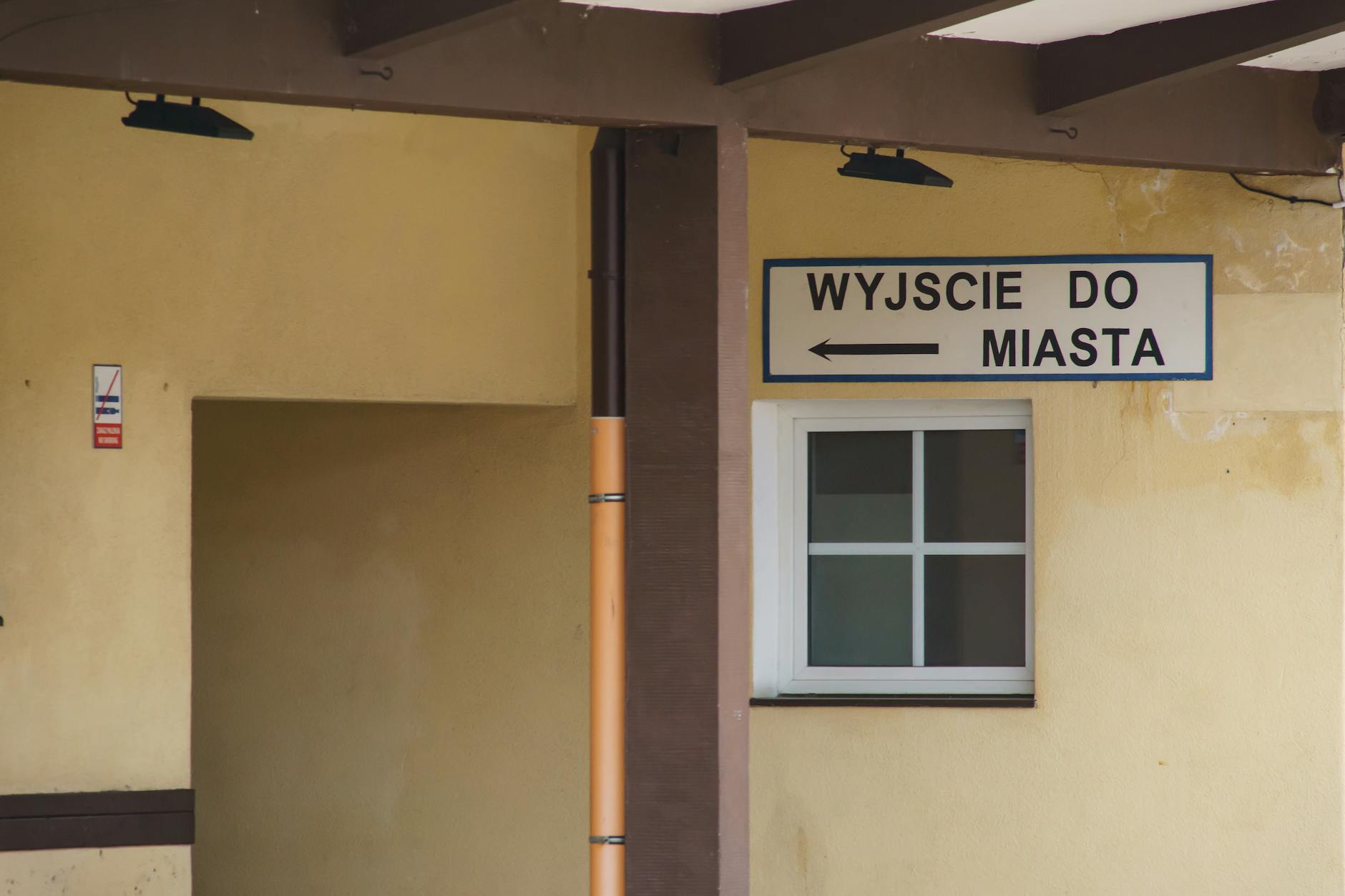 Widok na zielone tereny i zabudowania Puszczykowa, podkreślający bliskość natury.